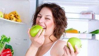 黑妹睡觉吃瓜,睡觉时竟吃起了瓜果盛宴